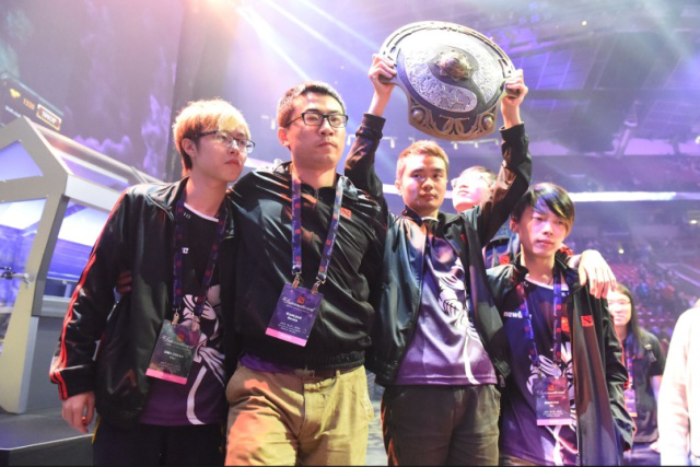 又是翻中翻！老FPX三C龙魂团强杀薇恩逆转 Doinb队击败Uzi队